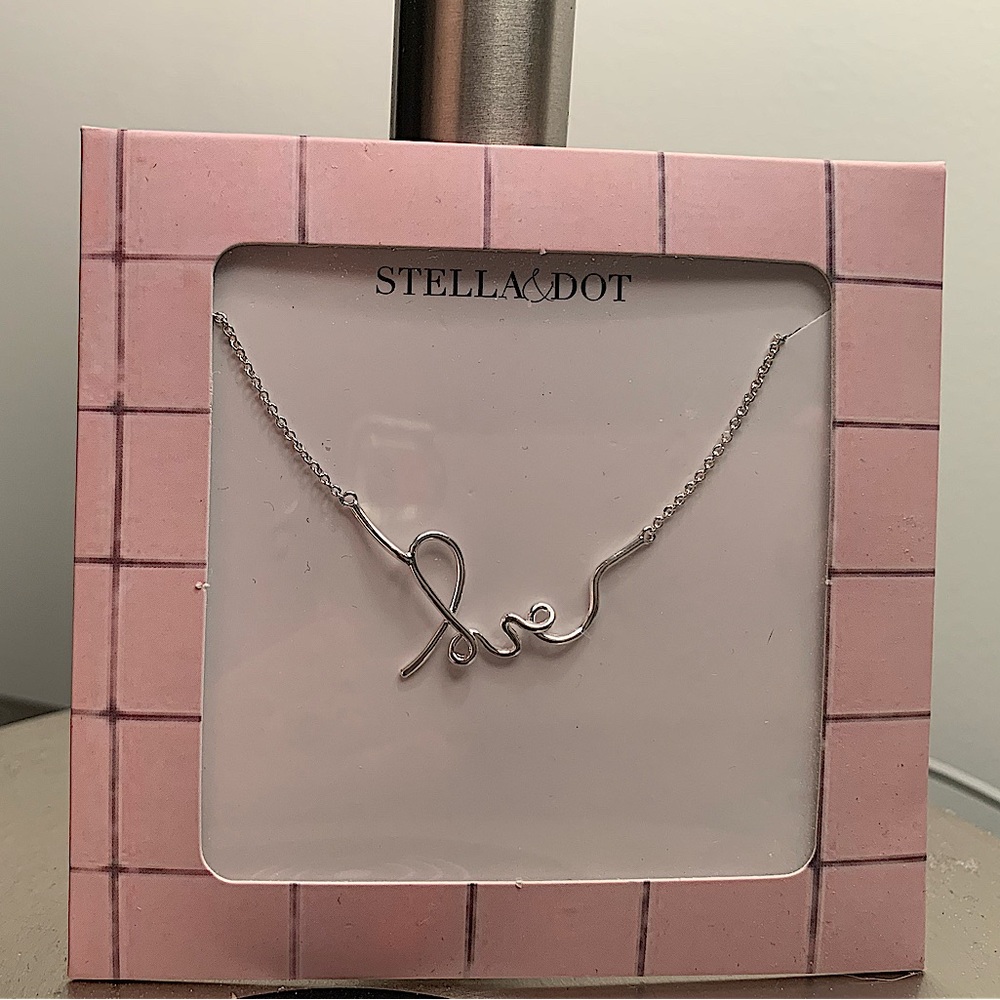 STELLA & DOT
LOVE NECKLACE
SILVER 
BRAND NEW IN ORIGINAL SELF ENVELOPE